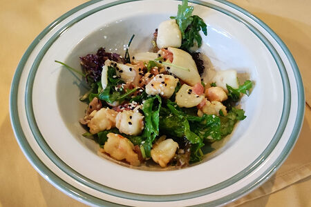 Теплый салат с морепродуктами