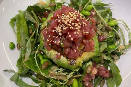 Тартар из тунца с листьями салата и зелеными бобами