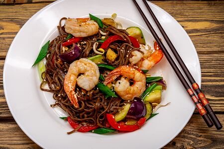 Соба с креветками и овощами