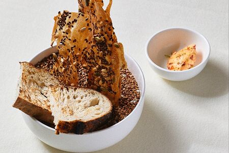 Хлеб, злаки, взбитое масло с вялеными томатами и пармезаном