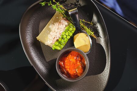 Мясной холодец с горчицей и жареными огурцами