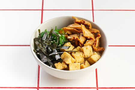 Поке с тофу и соевым мясом