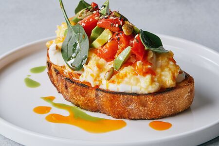 Тартин с авокадо, печёным перцем и скрамблом