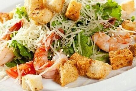 Салат Цезарь с креветками