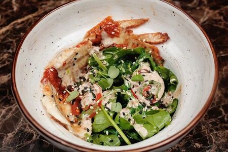 Салат с угрем и чукой