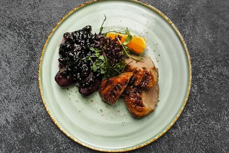 Утиная грудка с яблоком