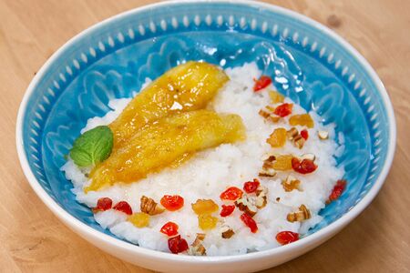 Каша рисовая на кокосовом молоке с бананом и свежими ягодами