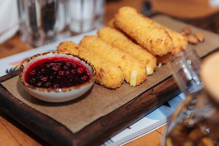 Жареный сулугуни с брусничным соусом