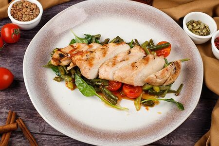 Стейк из куриного филе с зелеными овощами