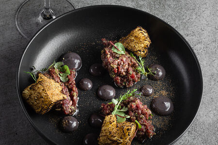 Тартар из говядины с булочкой бриошь, айоли и чёрным чесноком