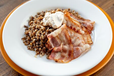 Жареный бекон с брынзой