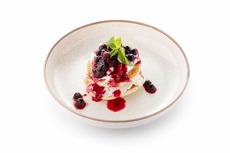 Панкейки с крем-чизом и вареньем из лесных ягод