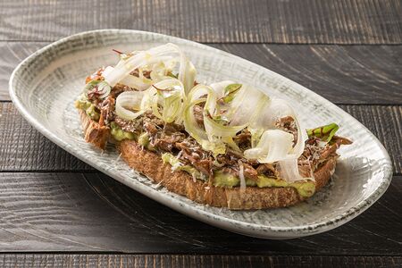 Брускетта с томленой уткой и авокадо