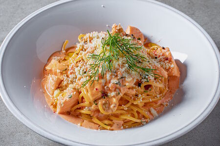 Спагетти с семгой и баклажанами