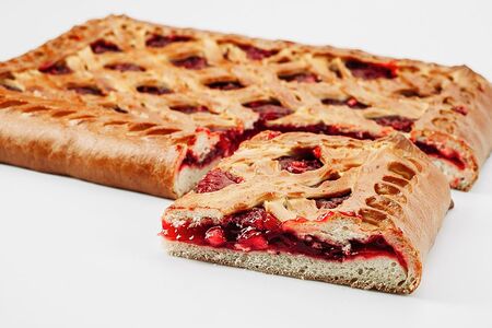 Пирог с яблоком и брусникой