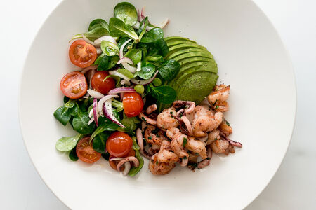 Салат с морепродуктами и авокадо