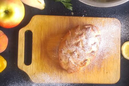 Пирожок печеный с яблочной начинкой