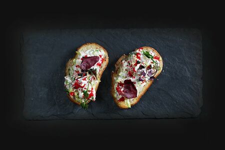 Брускетты с крабом