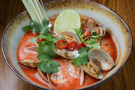 Том ям с молюсками вонголе