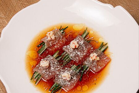 Тунец, манго, пармезан