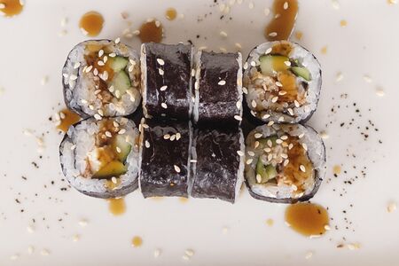 Ролл с угрем и огурцом