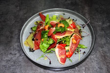 Салат с копченым утиным филе и манго