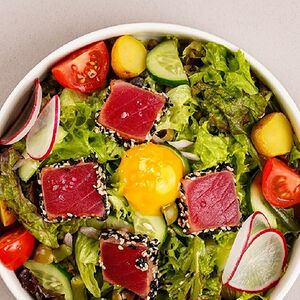 Աղցան Նիսուազ թարմ թունայով