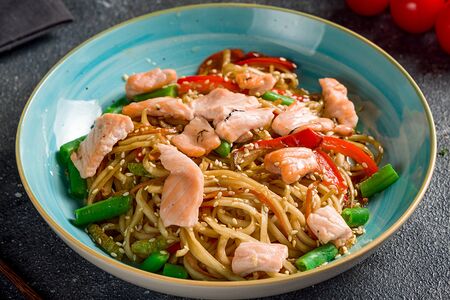 Удон с лососем