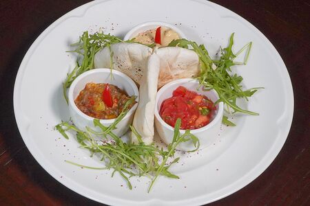 Ассорти из хумуса, бабагануша с томатной сальсой халяль