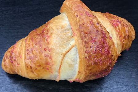 Круассан с малиной