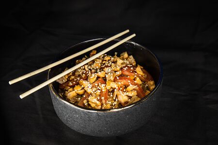 Рис wok с лососем