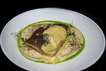 Палтус на подушке из цветной капусты