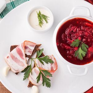 Борщ с салом и со сметаной