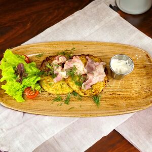 Драники с беконом и сметаной