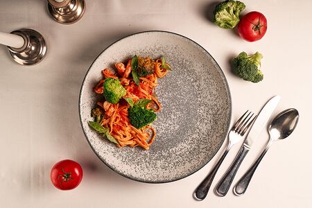 Паста с креветками и брокколи