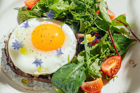 Бифштекс с яйцом, дзадзыки