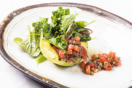 Авокадо на гриле с томатной сальсой