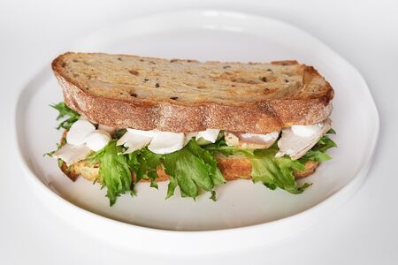 Сэндвич с куриной грудкой и моцареллой