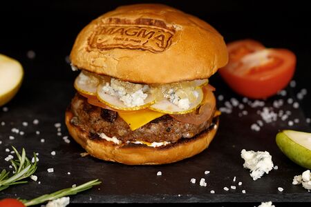 Бургер с грушей и сыром Дорблю