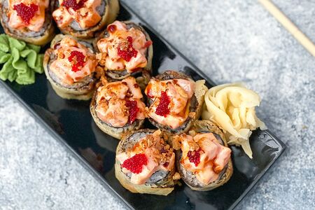 Теплый ролл со снежным крабом и лососем