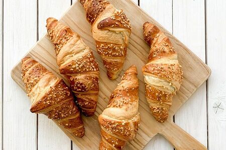 Круассаны на сливочном масле с шоколадом и орехами