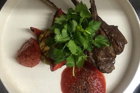 Каре ягненка с печеными овощами и соусом аджика