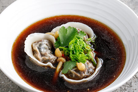 Утиный бульон с вонтонами и грибами шиитаке