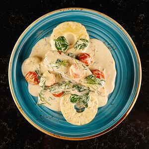 Стейк из лосося с запеченным ананасом и шпинатом