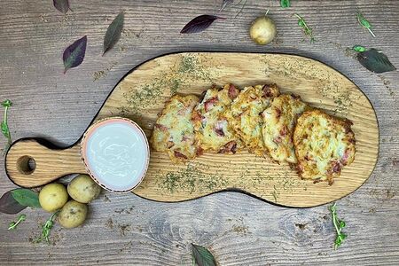 Драники с беконом и сметаной