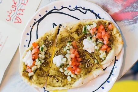 Лаффа с заатаром и свежими овощами