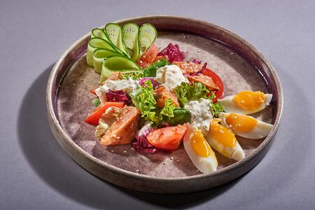 Салат с обожженным лососем