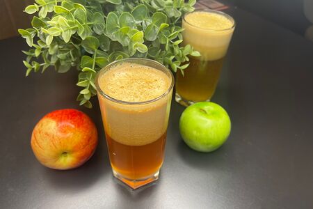 Свежевыжатый сок яблочный