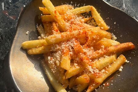 Картофель фри с трюфельным маслом и пармезаном