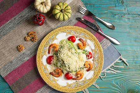 Салат Цезарь с креветками